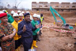 Satu lagi potongan paip gas di Putra Heights sedang dibawa keluar