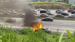 [VIDEO] Mercedes terbakar di Lebuh Raya Persekutuan, sesak teruk ke KL