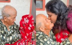 [VIDEO] Hidup sebatang kara, wanita India hadiahkan warga emas baju, kuih raya