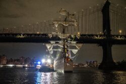 2 maut kapal Tentera Laut Mexico rempuh Jambatan Brooklyn