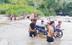 Angkat motosikal menyeberang sungai
