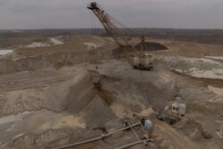 Ukraine akur, meterai perjanjian mineral dengan AS