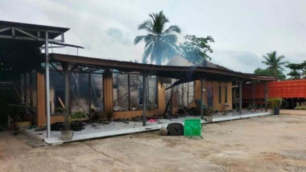 Penduduk bakar rumah ketua kampung seleweng beras