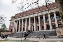 Trump keluar perintah larang pelajar asing belajar di Universiti Harvard