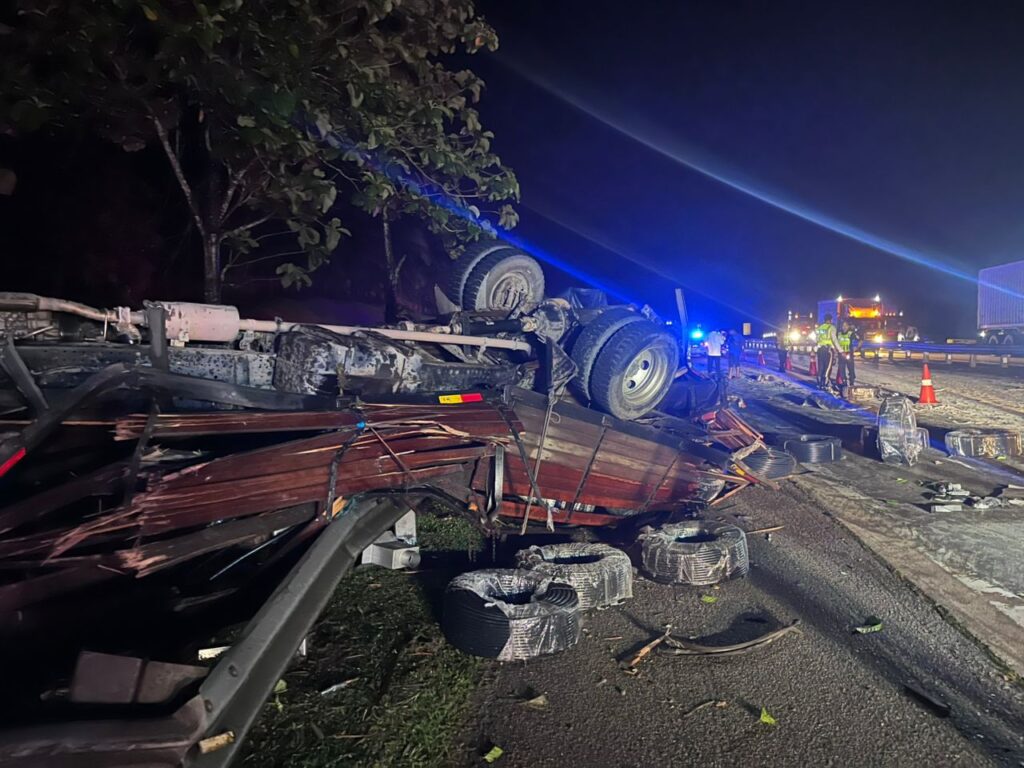 Pemandu lori maut, tiga cedera nahas empat kenderaan
