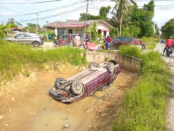 Warga emas merangkak keluar, kereta terbalik dalam tali air kering