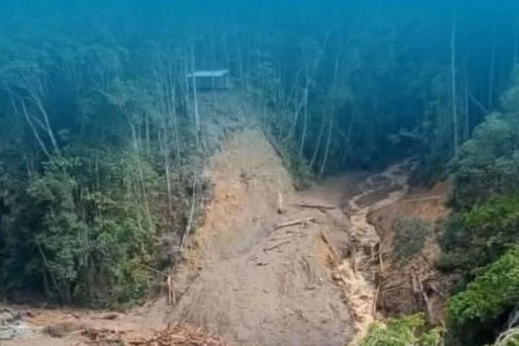Lombong emas runtuh ragut enam nyawa, 14 hilang