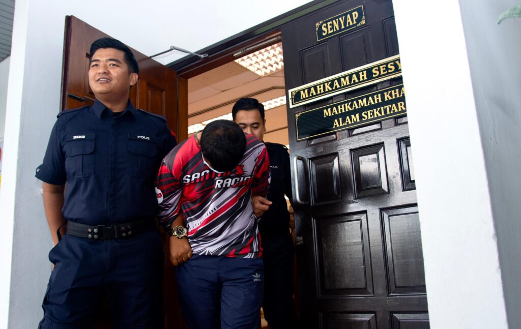 Anggota tentera didakwa noda pelajar dalam kereta Viva