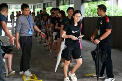 Rakyat Singapura keluar mengundi