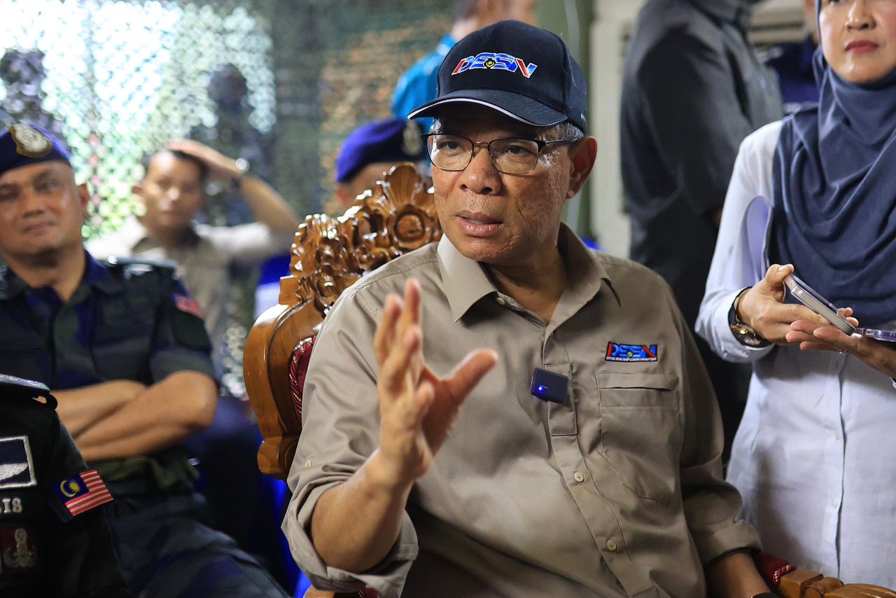 Saifuddin bercakap pada sidang akhbar selepas mengadakan lawatan kerja di Pos PGA Ibrahim Pencen Rantau Panjang hari ini. Foto oleh KAMARUL BISMI KAMARUZAMAN