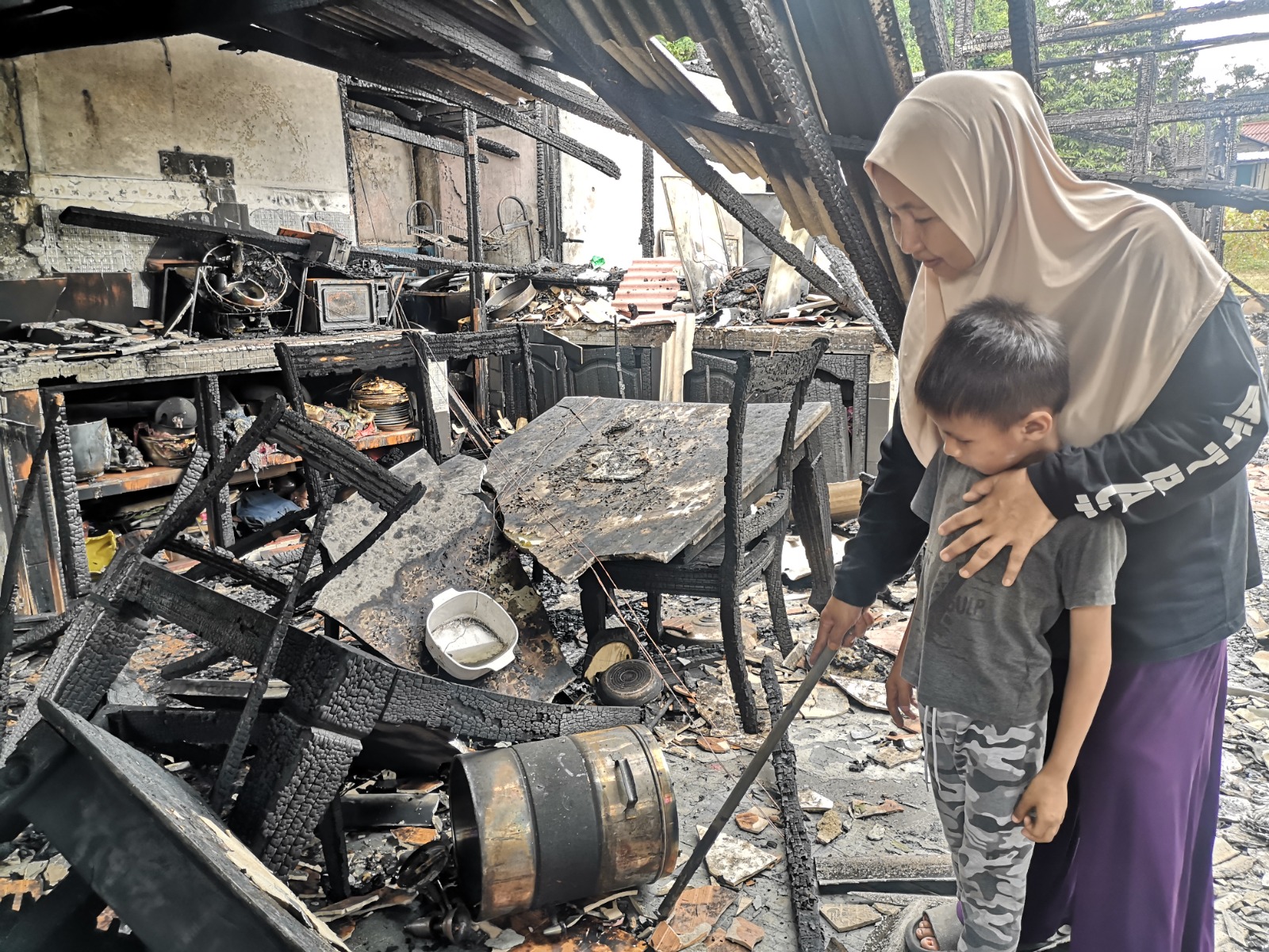 Sharimah sayu melihat rumah pusakanya di Kampung Batang Benar musnah sekelip mata dalam kejadian kebakaran tengah malam semalam. Foto oleh NUR SHARIEZA ISMAIL