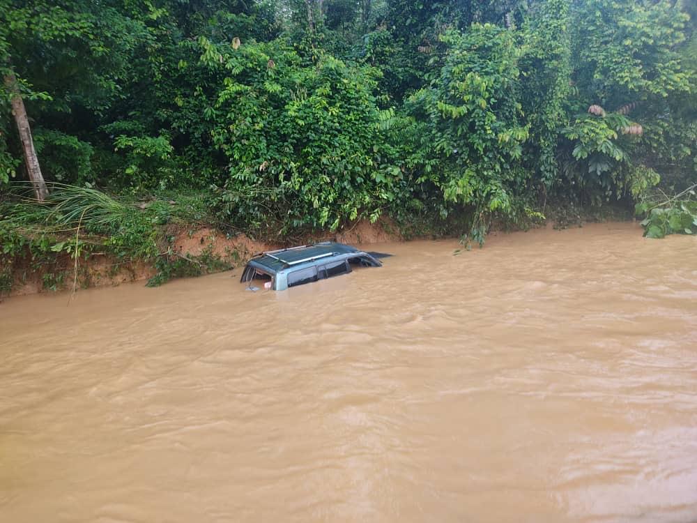 Lelaki dikhuatiri lemas, trak pikap hanyut ketika redah sungai