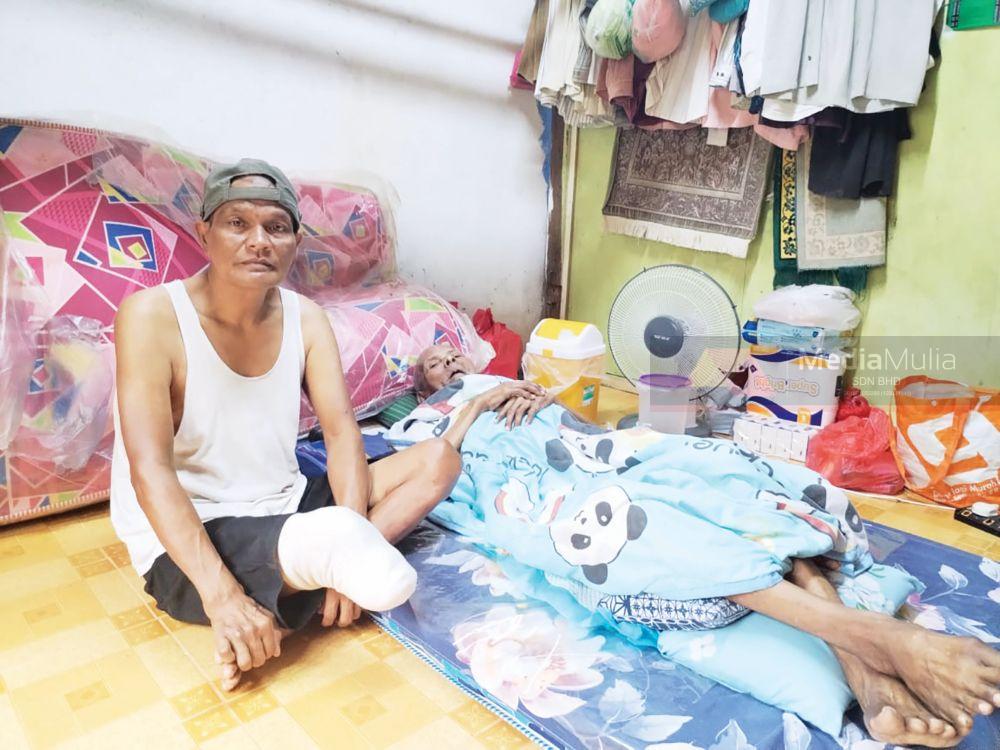 Tetap gigih jaga bapa biarpun kaki kudung