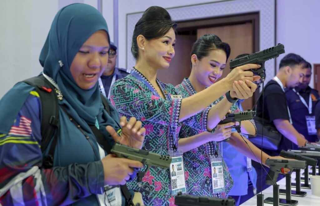 Pengunjung rasai pengalaman pegang senjata api tentera Turkiye