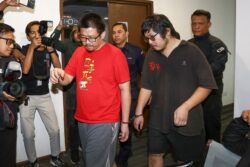 Dua ‘budak suruhan’ along didakwa lakukan khianat dengan api