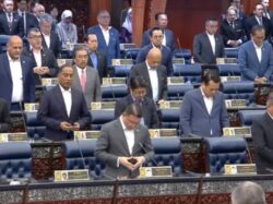 Dewan Rakyat bertafakur, sedekah Al-Fatihah kepada Tun Abdullah