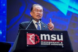 Pelajar IPT perlu pantas, tapi jangan abai akhlak – Anwar