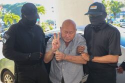 ‘Atuk’ didakwa bunuh rakan buat isyarat ‘peace’