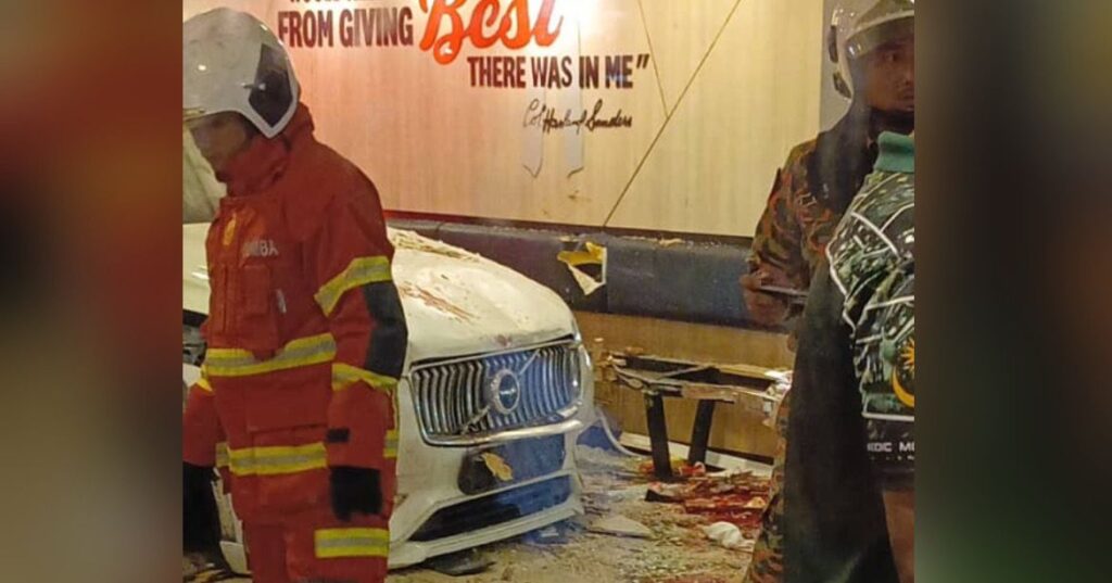[VIDEO] SUV rempuh restoran KFC di Sitiawan