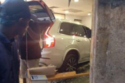 [VIDEO] Volvo XC90 hilang kawalan sebelum rempuh KFC, langgar pelanggan