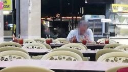 Warga emas makan malam dengan ahli keluarga ghaib