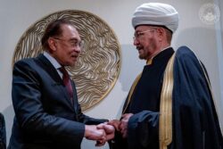 Anwar perkukuh hubungan dengan komuniti Islam Russia