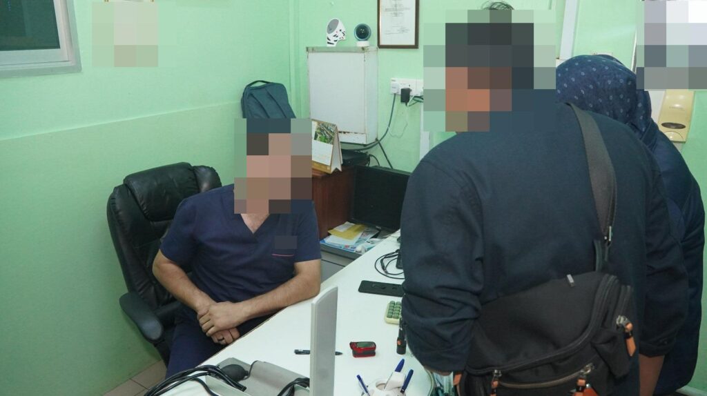 Klinik doktor Pakistan rawat pesakit secara haram diserbu