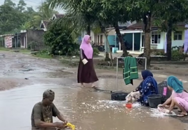 basuh baju tengah jalan