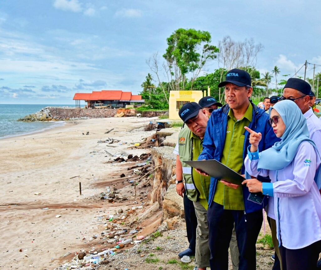 8 pemecah ombak Pantai Mengabang Telipot disasar siap sebelum tengkujuh
