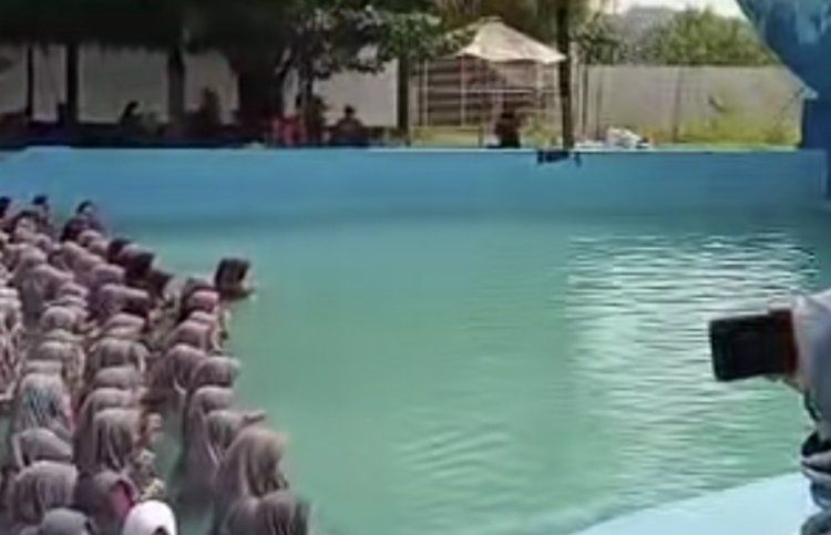 Wanita selawat secara ‘berjemaah’ dalam kolam renang