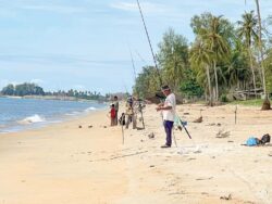 Pantai jadi pilihan walau cuaca panas
