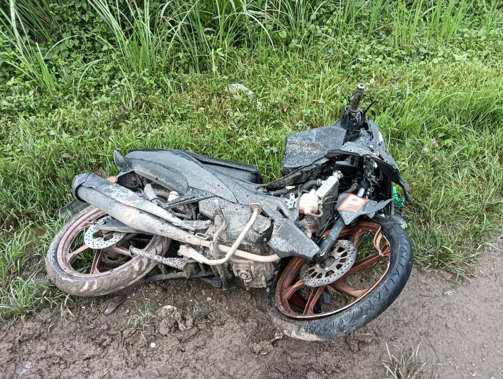 Maut motosikal bertembung Toyota Hilux