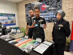 Berselindung di sebalik kedai gambar tawar servis dokumen pengenalan diri palsu