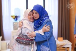 Raja Permaisuri Agong santuni sahabat lama di Kelantan