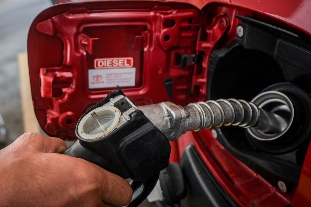 Harga runcit RON97, diesel naik 3 sen