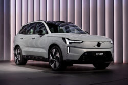 EX90 SUV elektrik keluarga dengan gaya Skandinavia