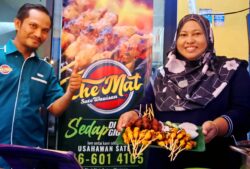 Che Mat Satay sasar 1,000 francaisi