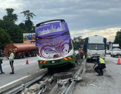 Bas persiaran bawa warga India terbabas
