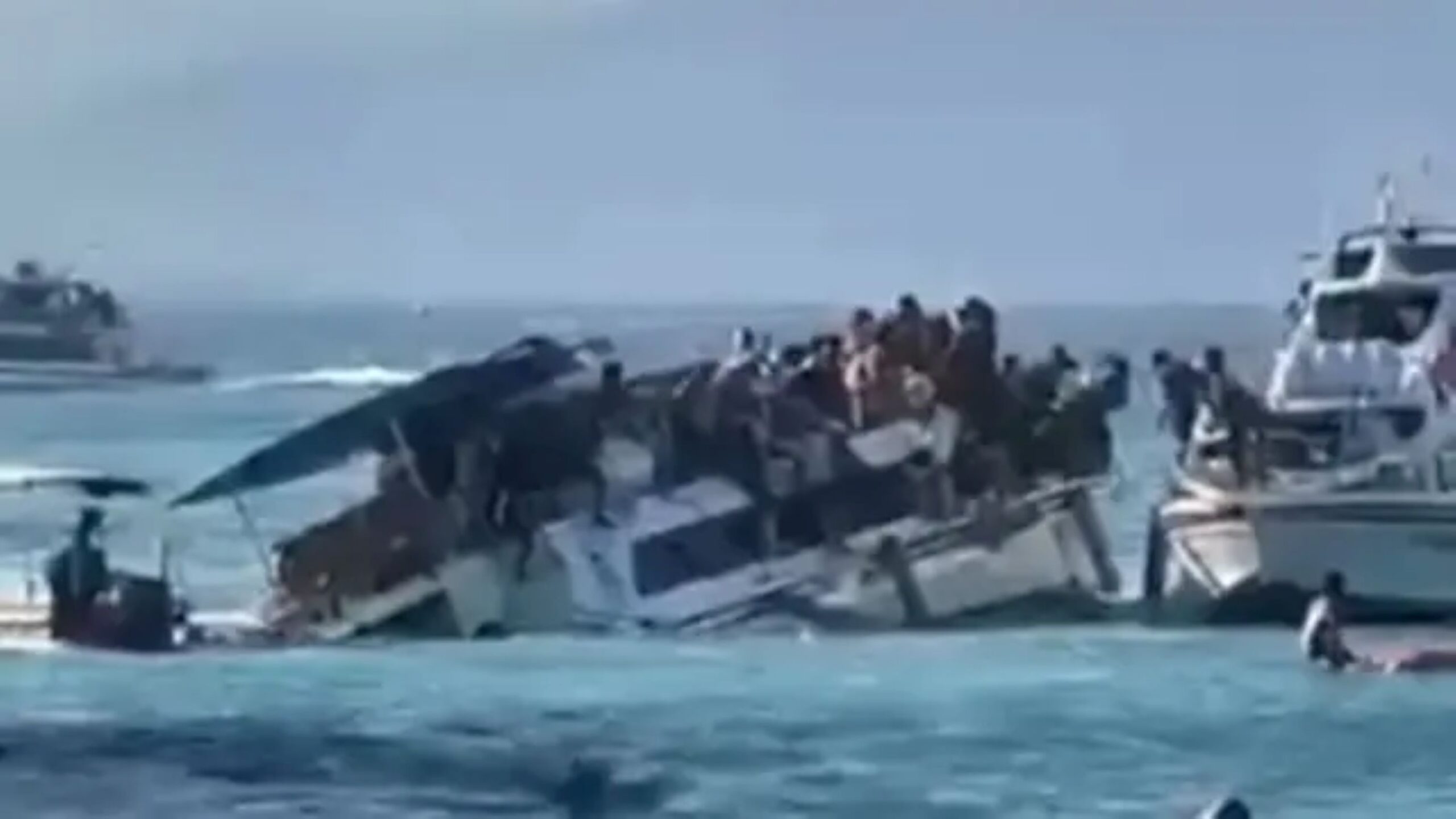 Kapal pelancong bawa 89 orang karam di Bali