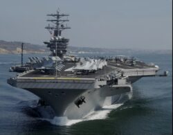 Kapal induk nuklear USS Nimitz(CVN 68) belayar melalui Selat Melaka