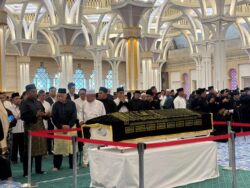 Allahyarham Juma’ani diberi penghormatan terakhir di Masjid Jamek