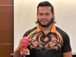 Jaguh olahraga dakwa terima ugutan