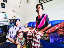 ‘Dalam rumah pun bertongkat, macam mana nak kerja’