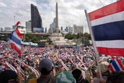 Ribuan penunjuk perasaan desak PM Thai letak jawatan