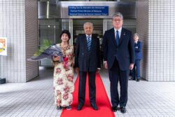 [VIDEO] Tun Siti Hasmah dapat bunga, lawatan bersama suami ke Tokyo disambut meriah