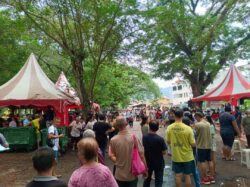 Sanggup beratur hingga 2km makan durian percuma