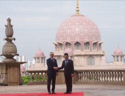 Presiden Poland diberi sambutan rasmi negara di Putrajaya