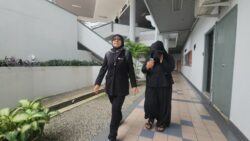 ‘Mak buyung’ menangis didakwa buka klinik gigi haram
