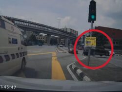 [VIDEO] Penunggang motosikal selisih ajal kereta ‘terbang’