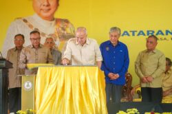 Sultan Nazrin berkenan rasmi Dataran Waterfront Bagan Datuk